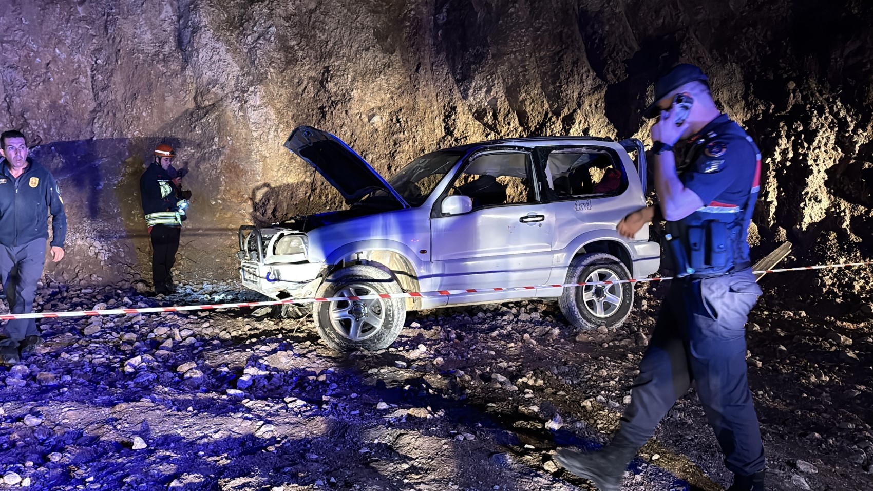 Junges Paar stirbt bei Absturz mit Geländewagen 15 Meter in die Tiefe