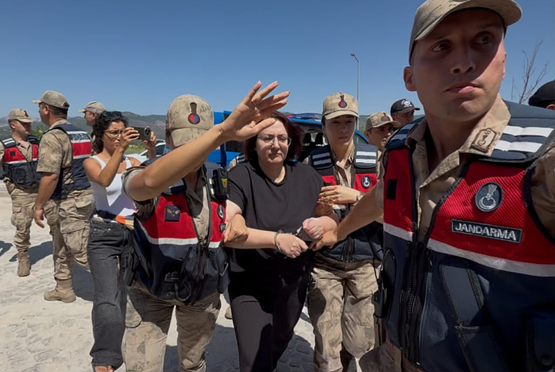 Jandarma ekipleri arasında götürülen Handan Sonel.
