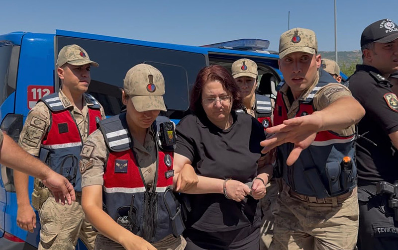 Jandarma ekipleri arasında götürülen Handan Sonel.