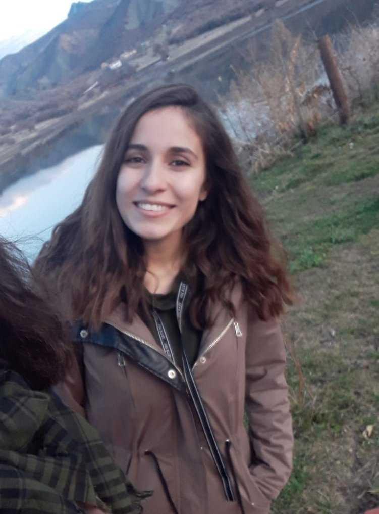 Gülistan Doku’nun dış mekânda çekilmiş fotoğrafı.