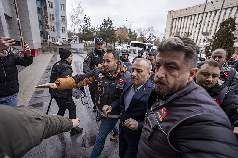 Polis ekipleri eşliğinde götürülen Tuncay Sonel.