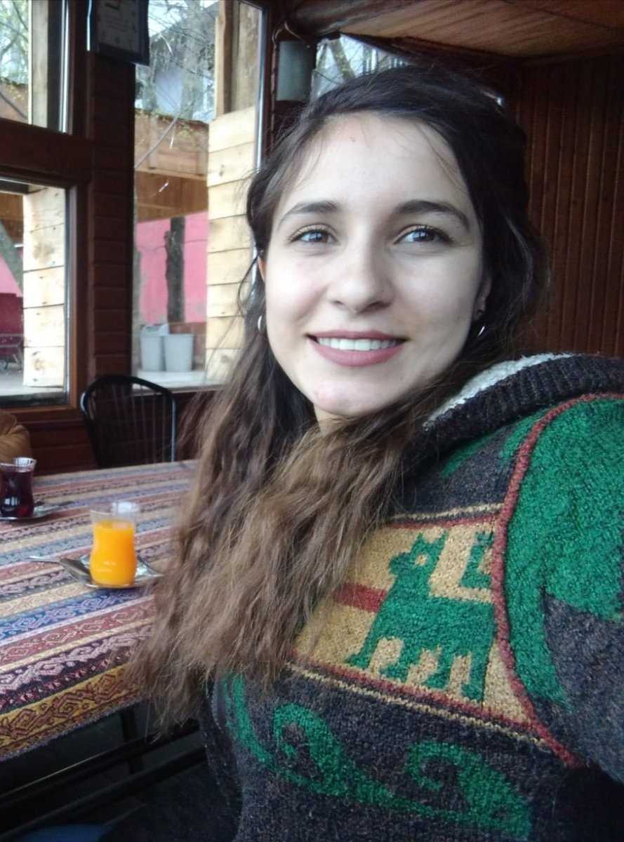 Gülistan Doku’nun iç mekânda çekilmiş fotoğrafı.