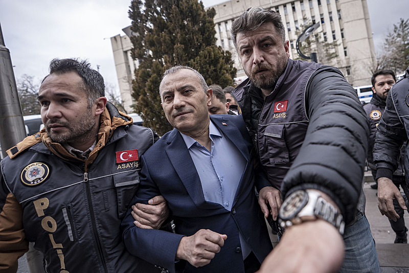 Polis ekipleri eşliğinde götürülen Tuncay Sonel.