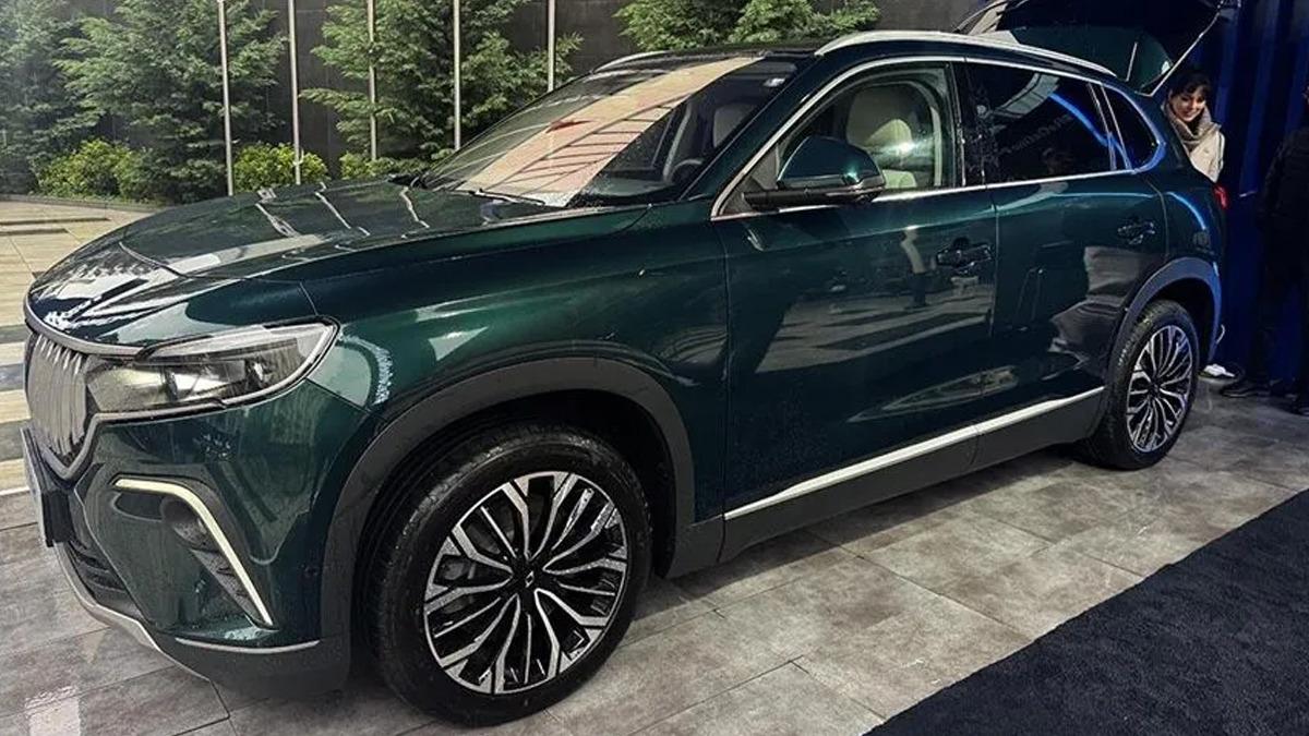 Sergi alanında görülen koyu yeşil renkli Togg SUV modeli.