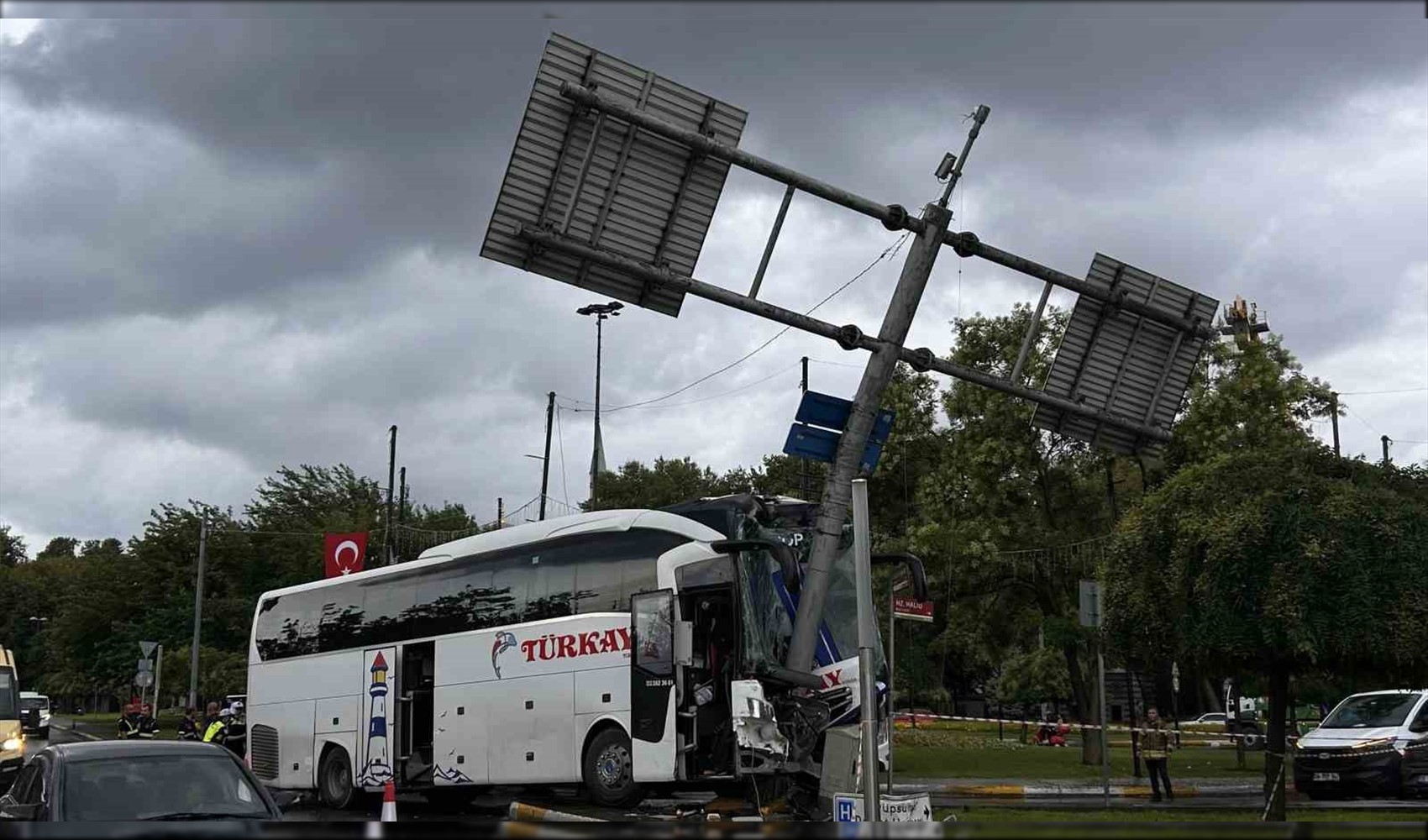 İstanbul'da yolcu otobüsü önce otomobile sonra levhaya çarptı