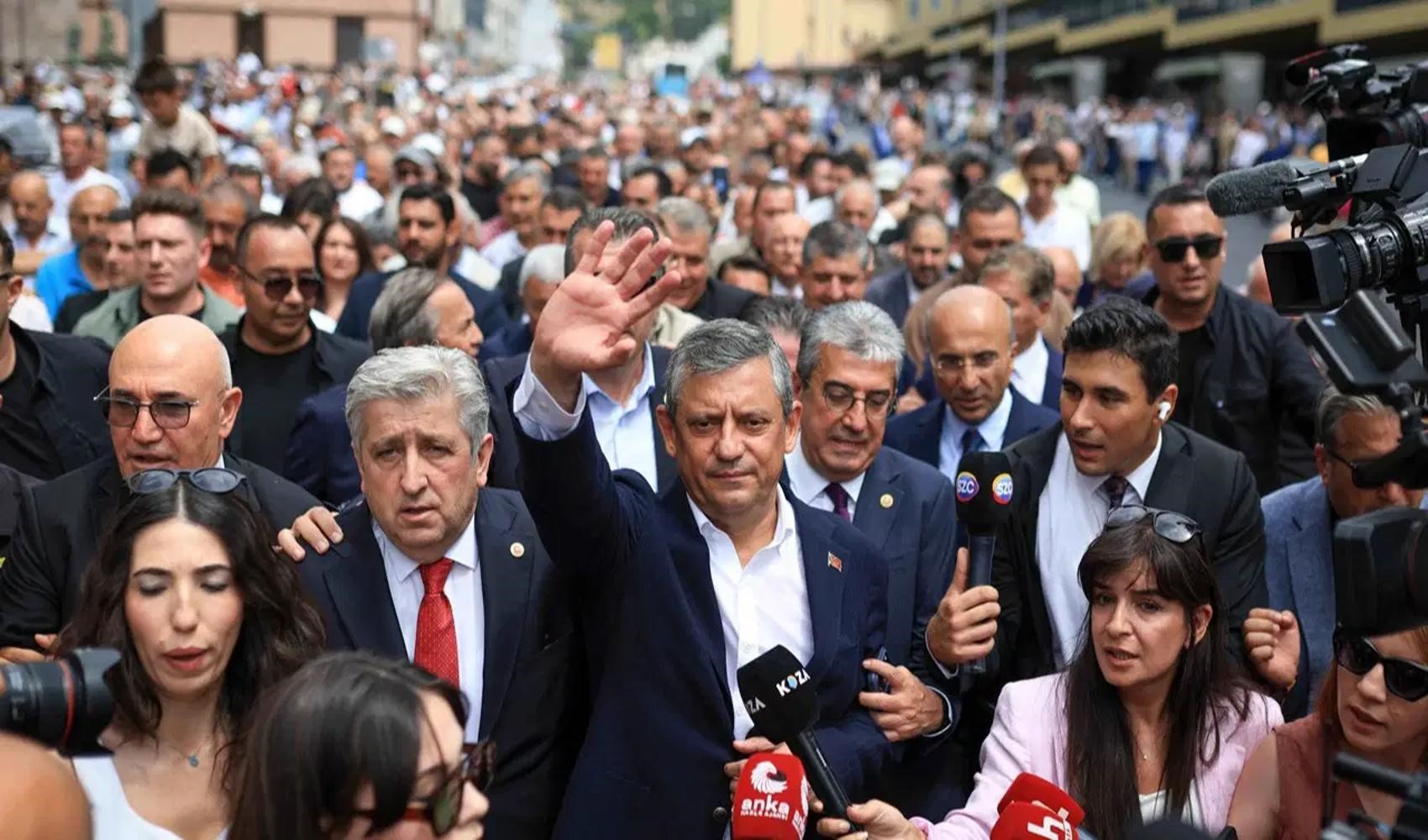 Özgür Özel’in kurduğu YENİ Parti dünya basınında