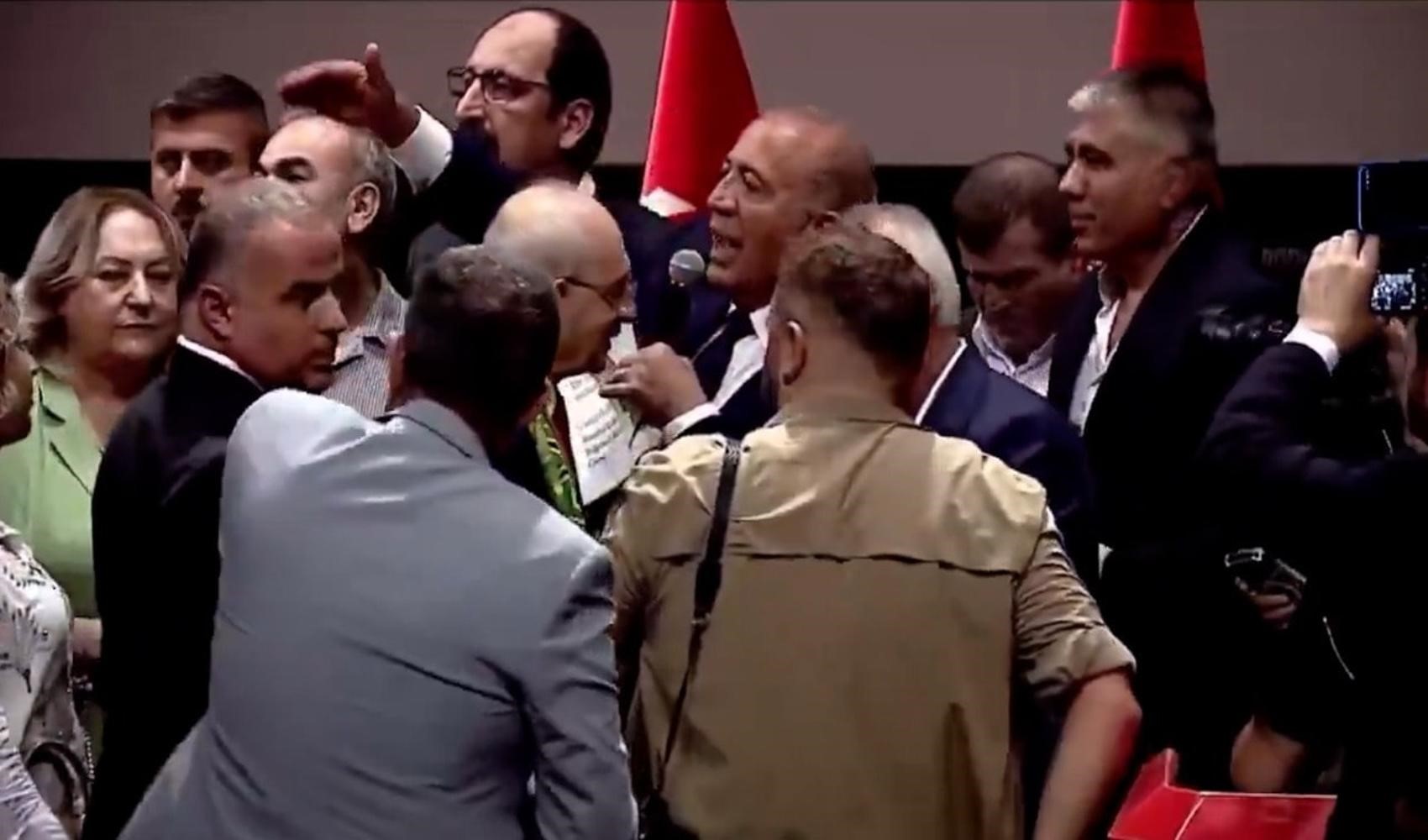 Gürsel Tekin, Kılıçdaroğlu’nun katıldığı törende görevlilere çıkıştı