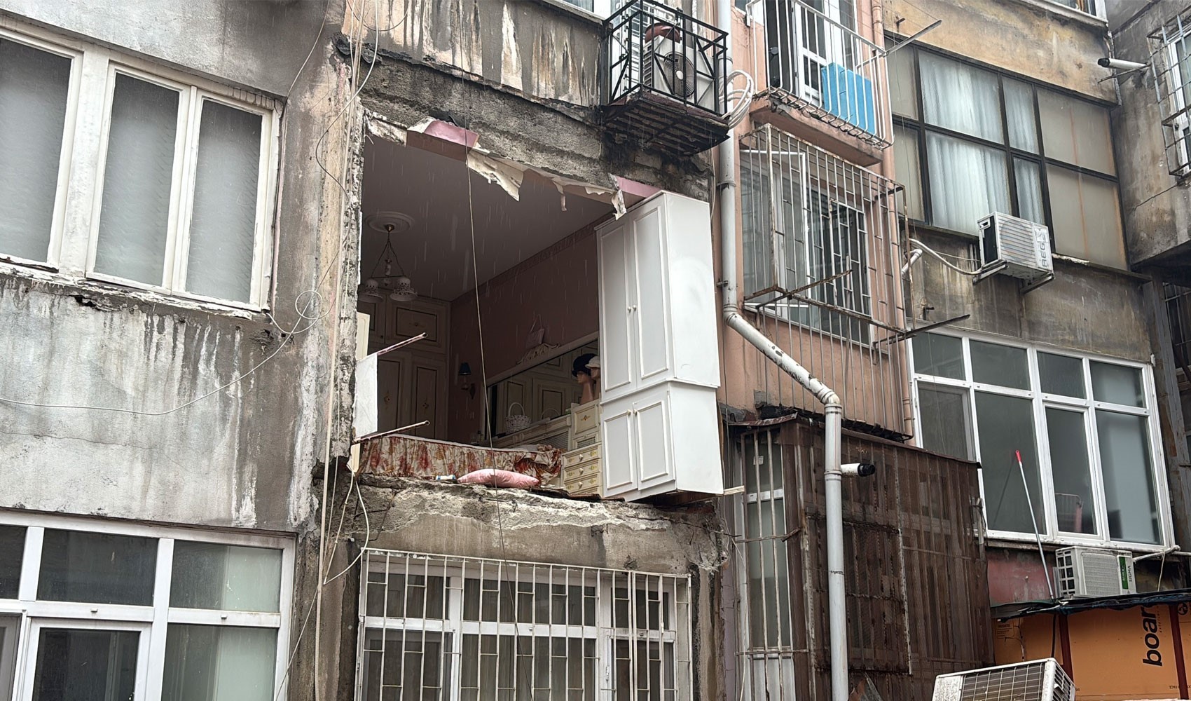 Nişantaşı'nda binanın duvarı çöktü