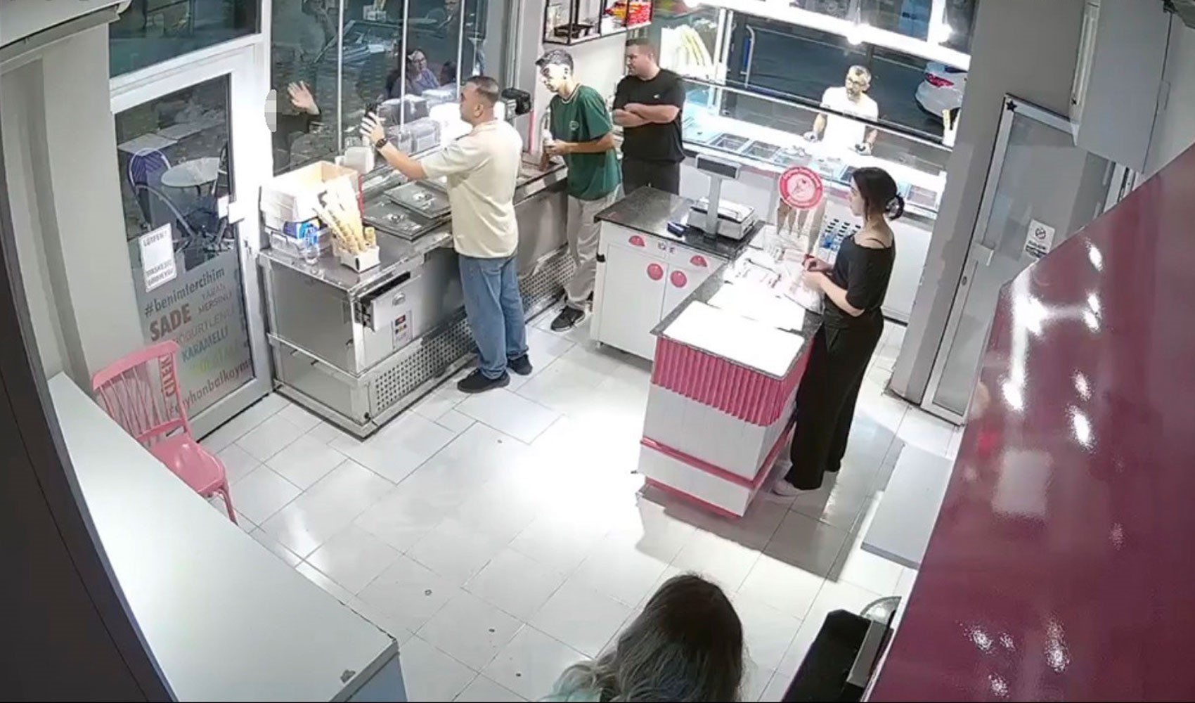 Cep telefonundaki kişiye el salladı, sonra dondurmacıyı öldürdü