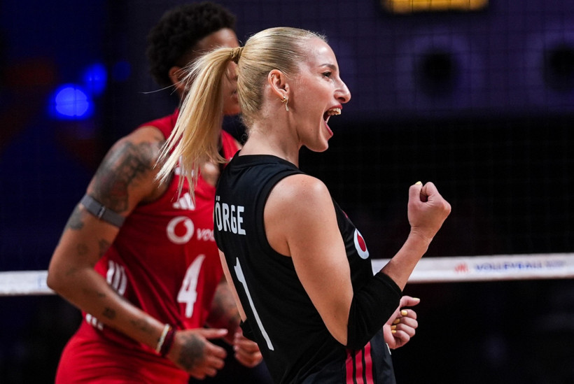 Türkiye A Milli Kadın Voleybol Takımı oyuncuları Çin maçı sırasında sevinç yaşıyor.