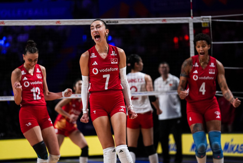 Türkiye A Milli Kadın Voleybol Takımı oyuncuları maç sırasında sevinç gösterisinde bulunuyor.