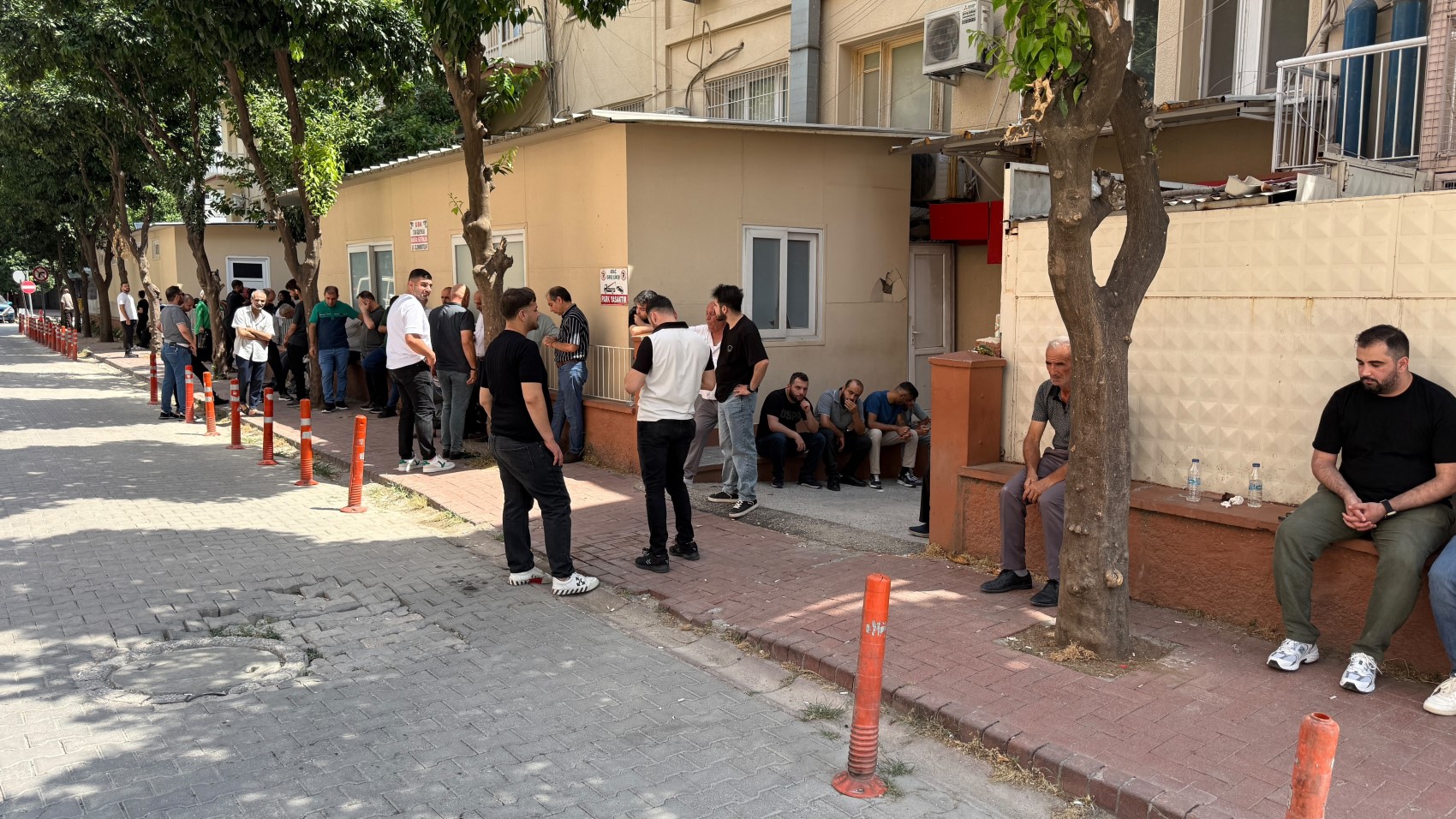 Boşanma aşamasındaki eşini kızının yanında uyurken öldürmüş