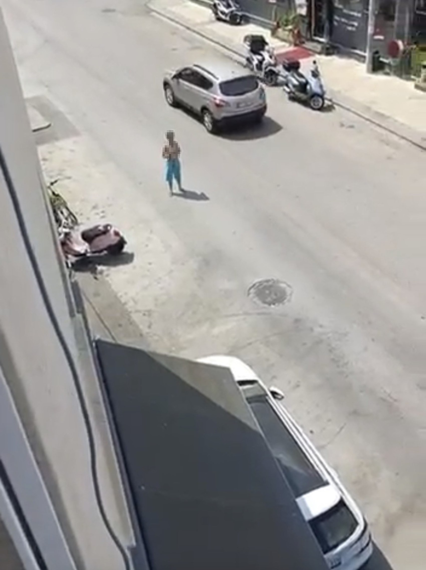 Yarı çıplak sokağa çıkan kadın daha sonra 3. kattan atladı