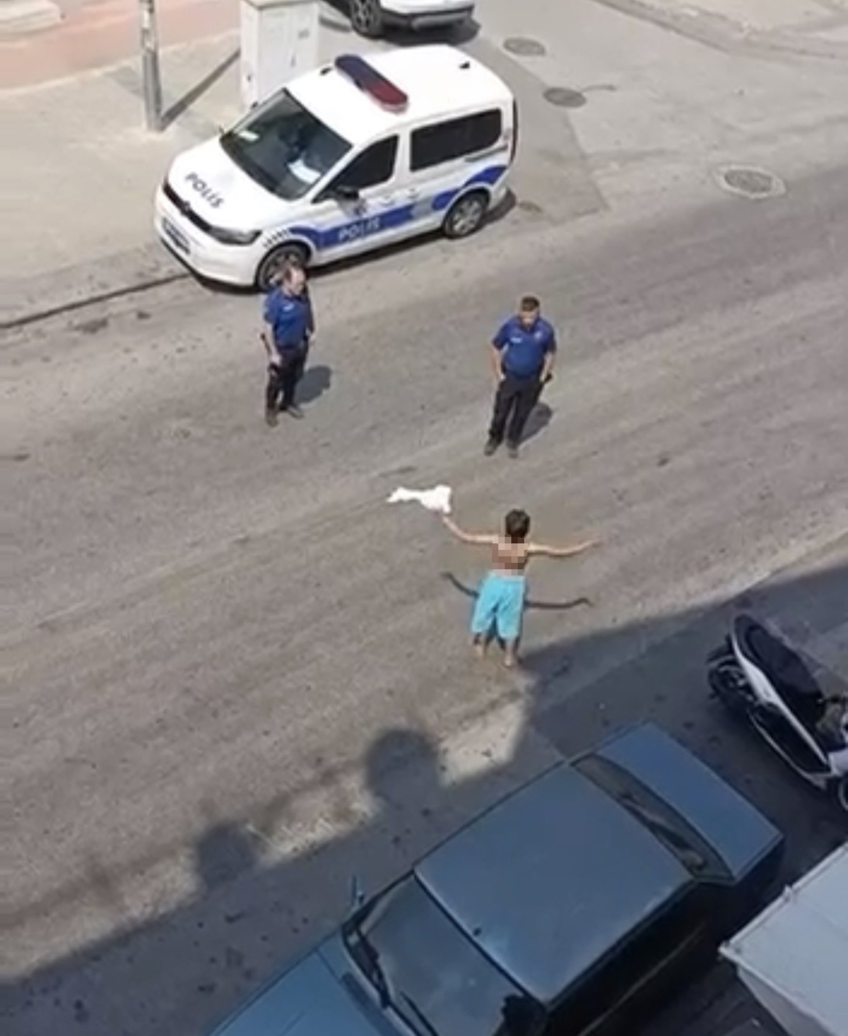 Yarı çıplak sokağa çıkan kadın daha sonra 3. kattan atladı