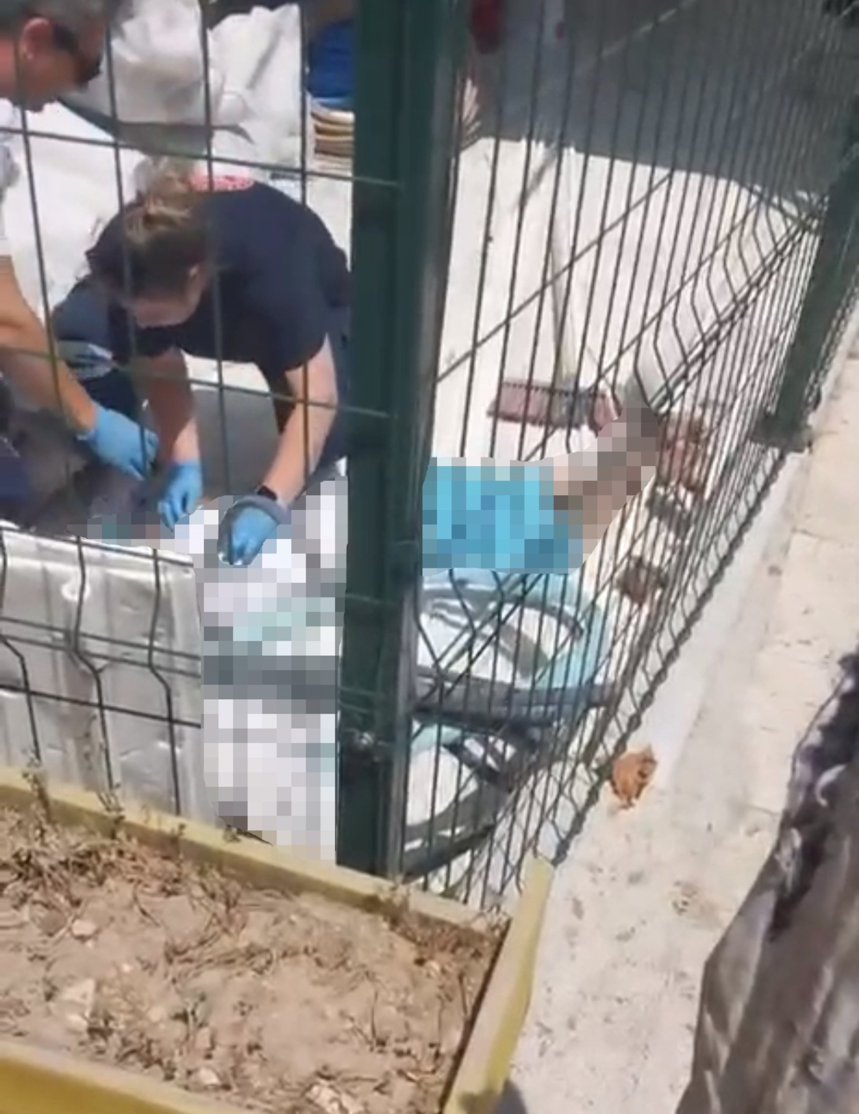 Yarı çıplak sokağa çıkan kadın daha sonra 3. kattan atladı