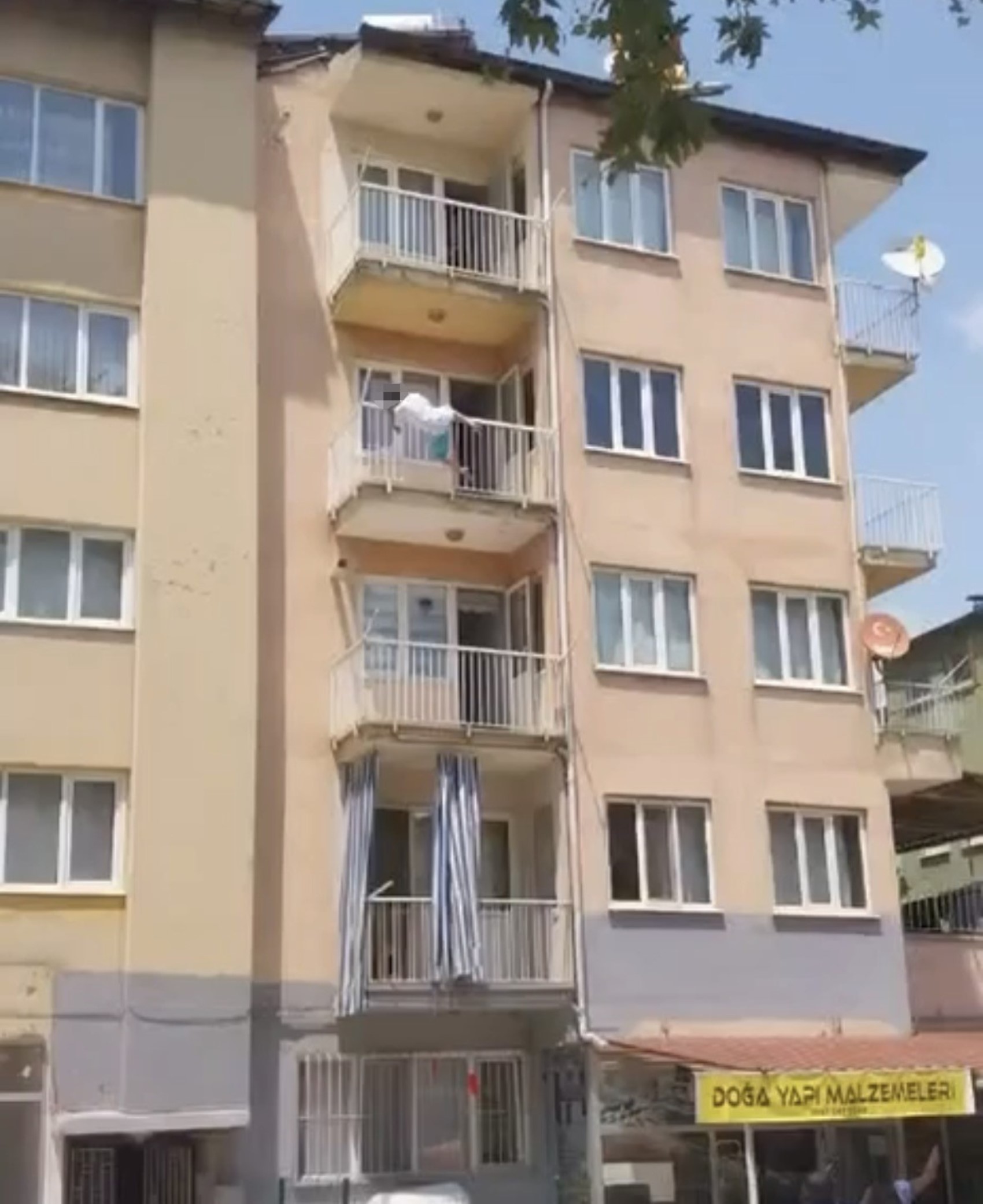 Yarı çıplak sokağa çıkan kadın daha sonra 3. kattan atladı