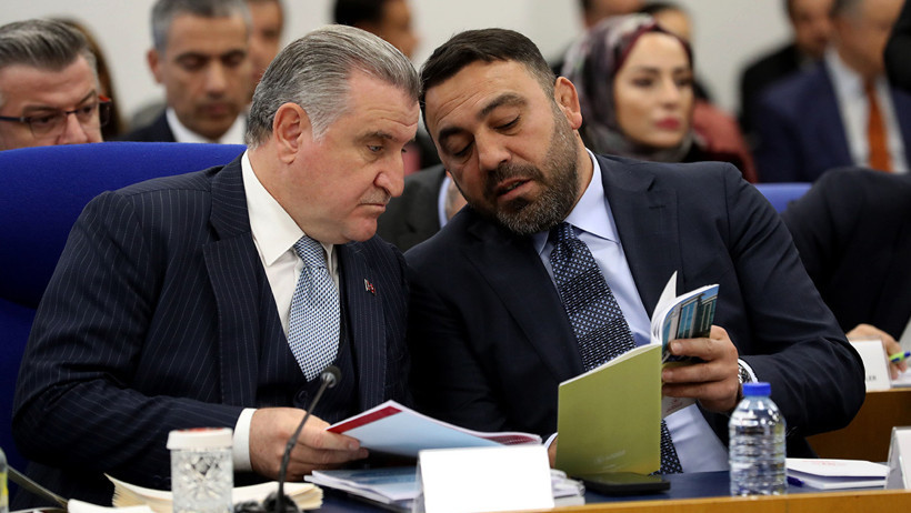 Gençlik ve Spor Bakanı Osman Aşkın Bak ile Bakan Yardımcısı Hamza Yerlikaya bir toplantıda yan yana görülüyor.