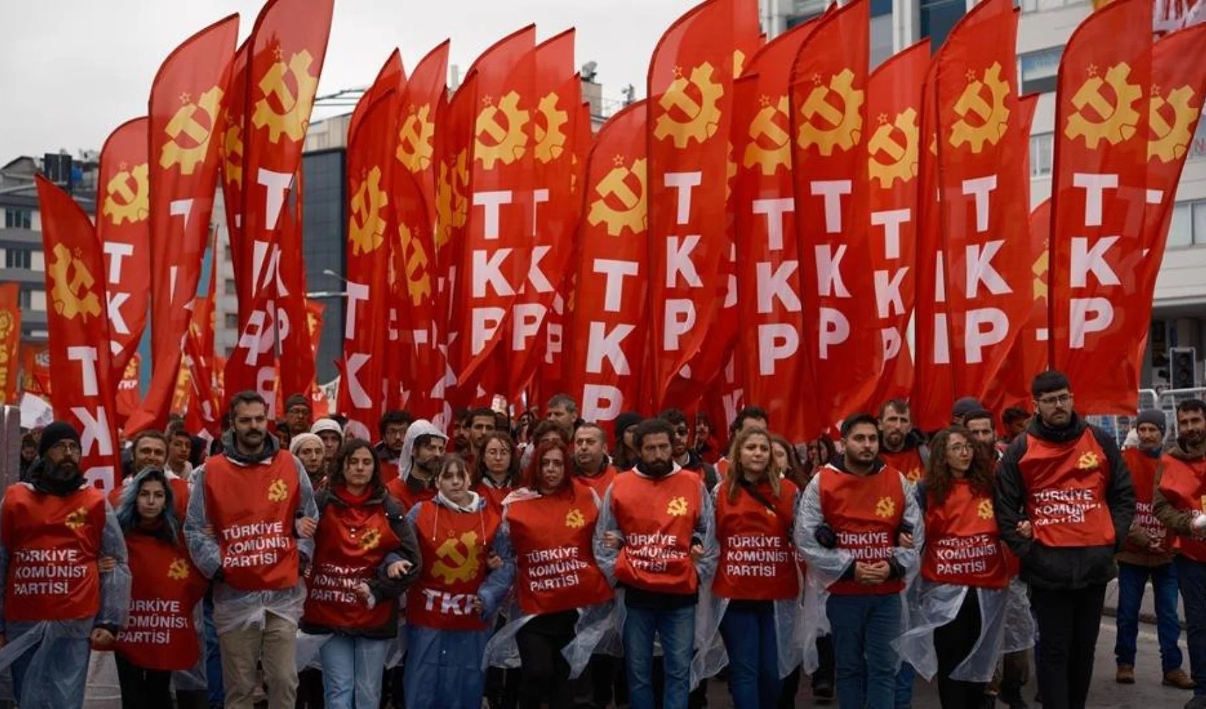 Türkiye Komünist Partisi flamaları taşıyan kalabalık bir yürüyüşten arşiv görüntüsü.