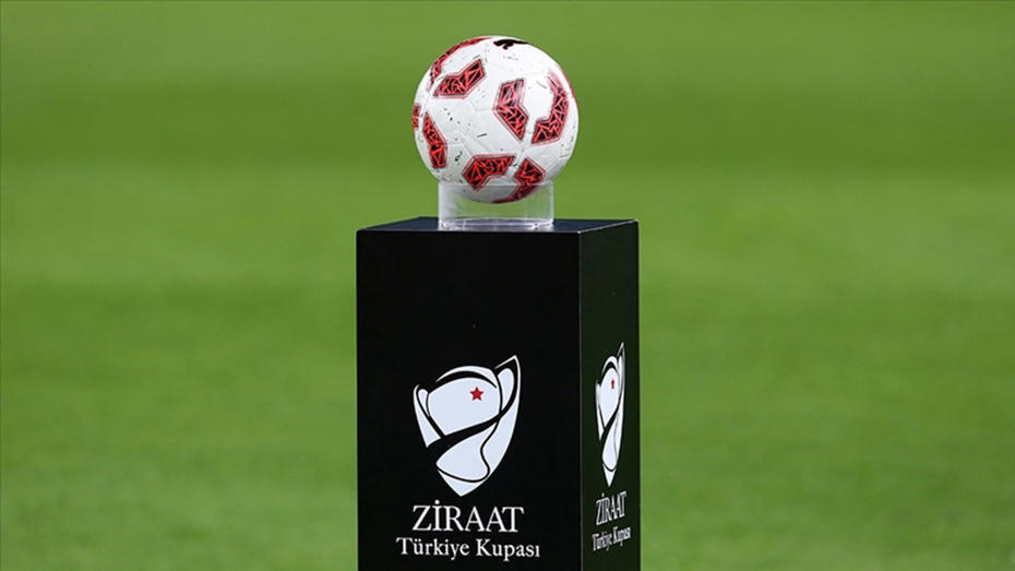 Ziraat Türkiye Kupası logolu kaide üzerinde duran futbol topu.