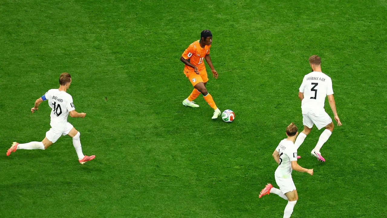 Yan Diomande saha içinde rakip savunma oyuncularına karşı top sürerken görülüyor.