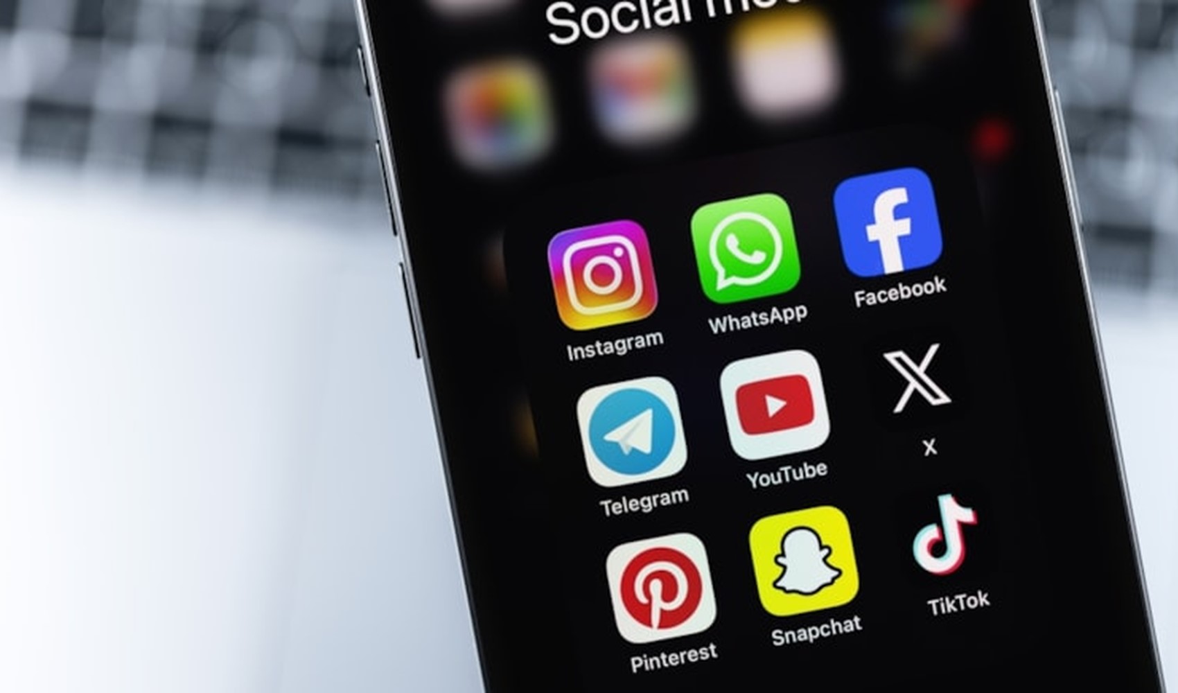 Bir akıllı telefon ekranında WhatsApp ve diğer sosyal medya uygulamalarının simgeleri görülüyor.