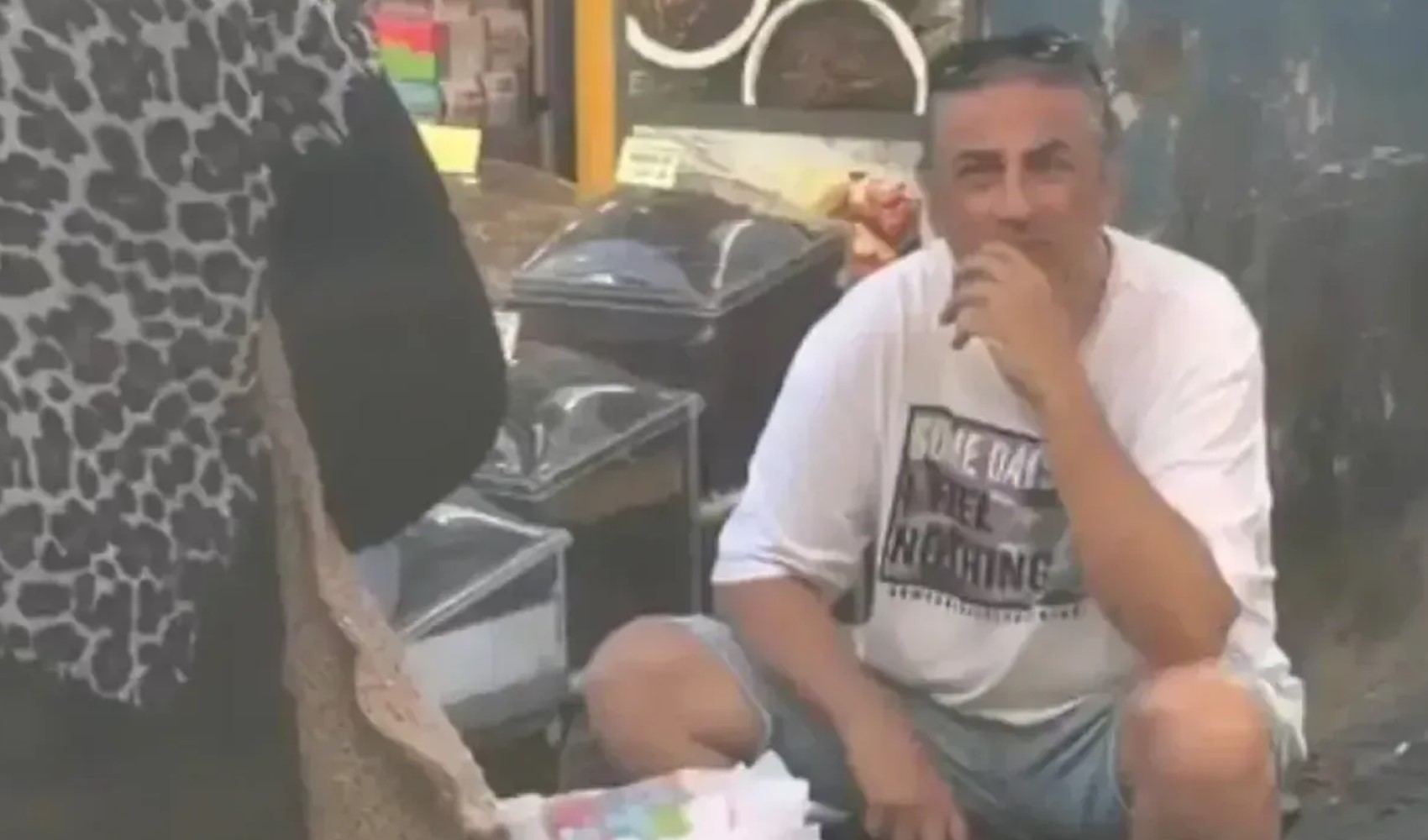 Singer Çelik sells bath loofahs at a fish market: 'Sometimes support means standing by someone'