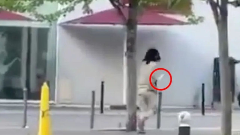Paris’te kaldırımda yürüyen saldırganın elindeki bıçağın işaretlendiği görüntü.