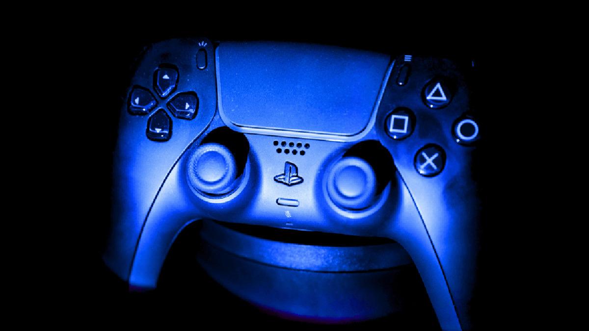 Mavi ışık altında PlayStation kontrolcüsü görseli.