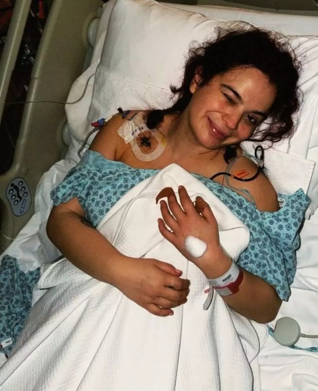 Aslı Bekiroğlu’nun hastane yatağında çekilmiş fotoğrafı.