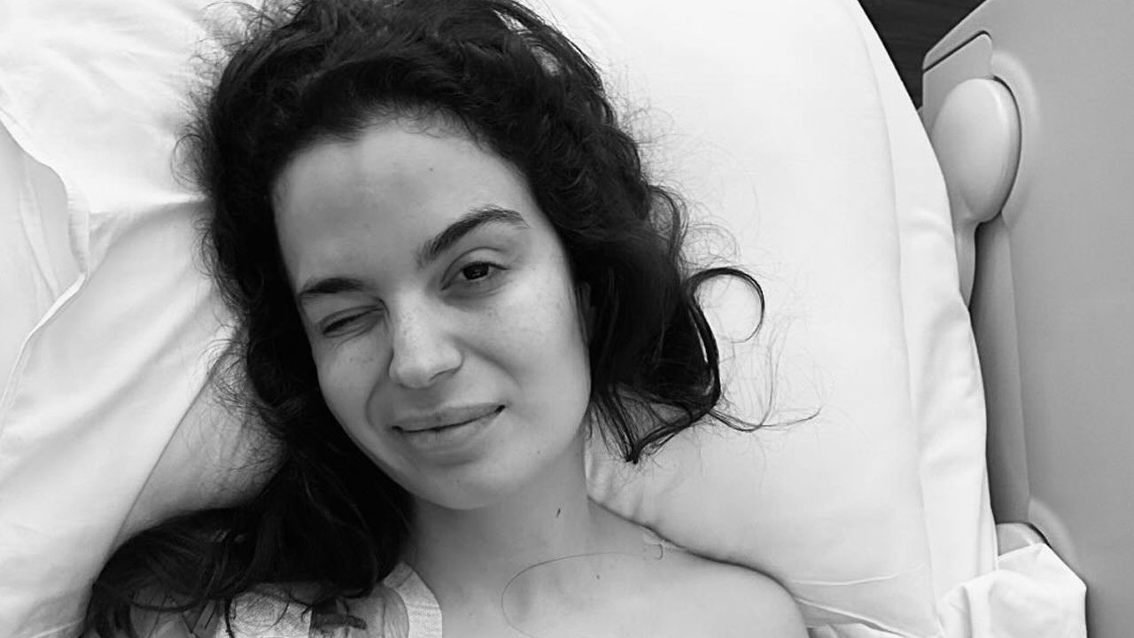 Aslı Bekiroğlu’nun hastane yatağında siyah beyaz çekilmiş fotoğrafı.
