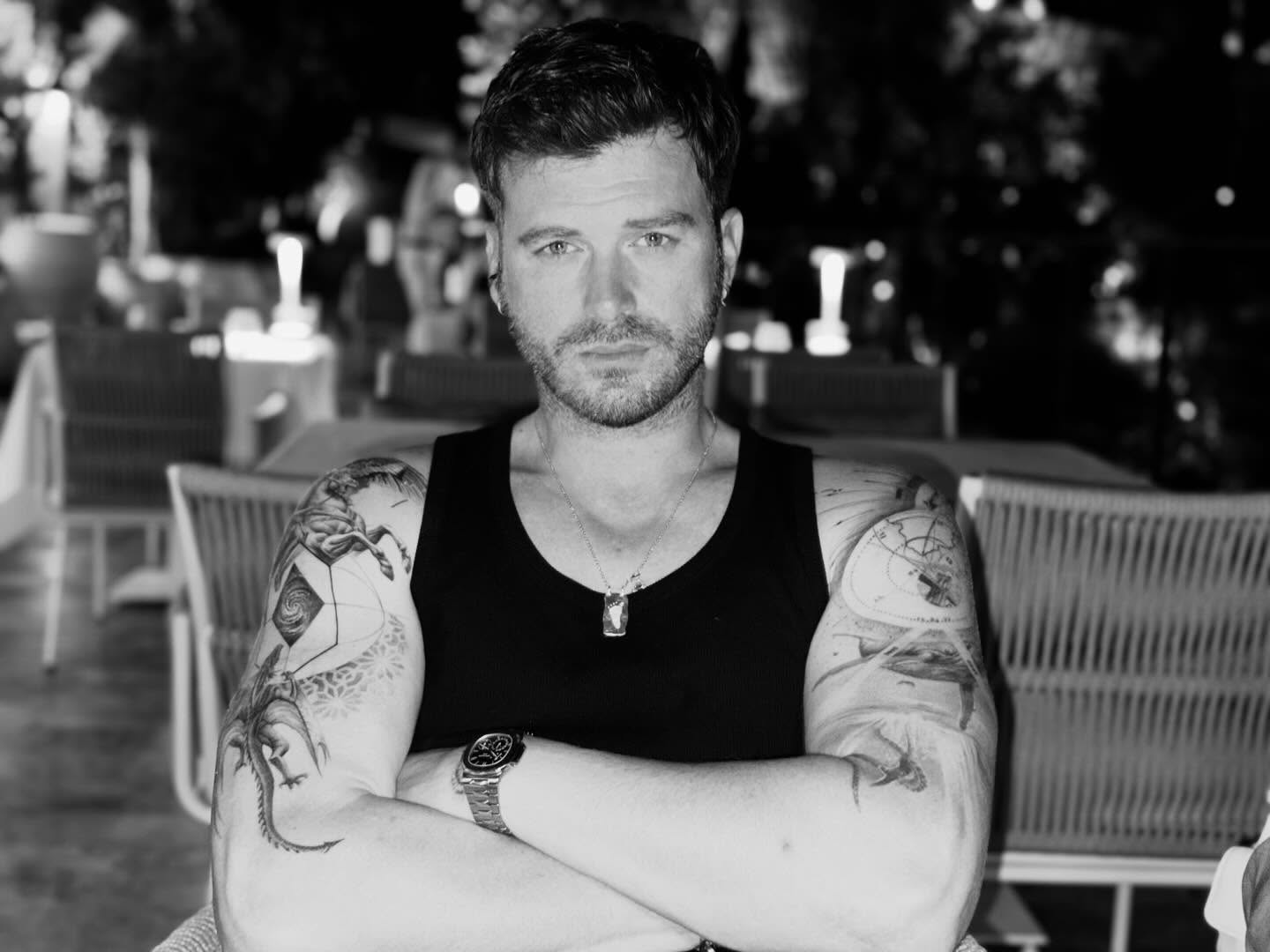 Kıvanç Tatlıtuğ’un siyah beyaz portre fotoğrafı.