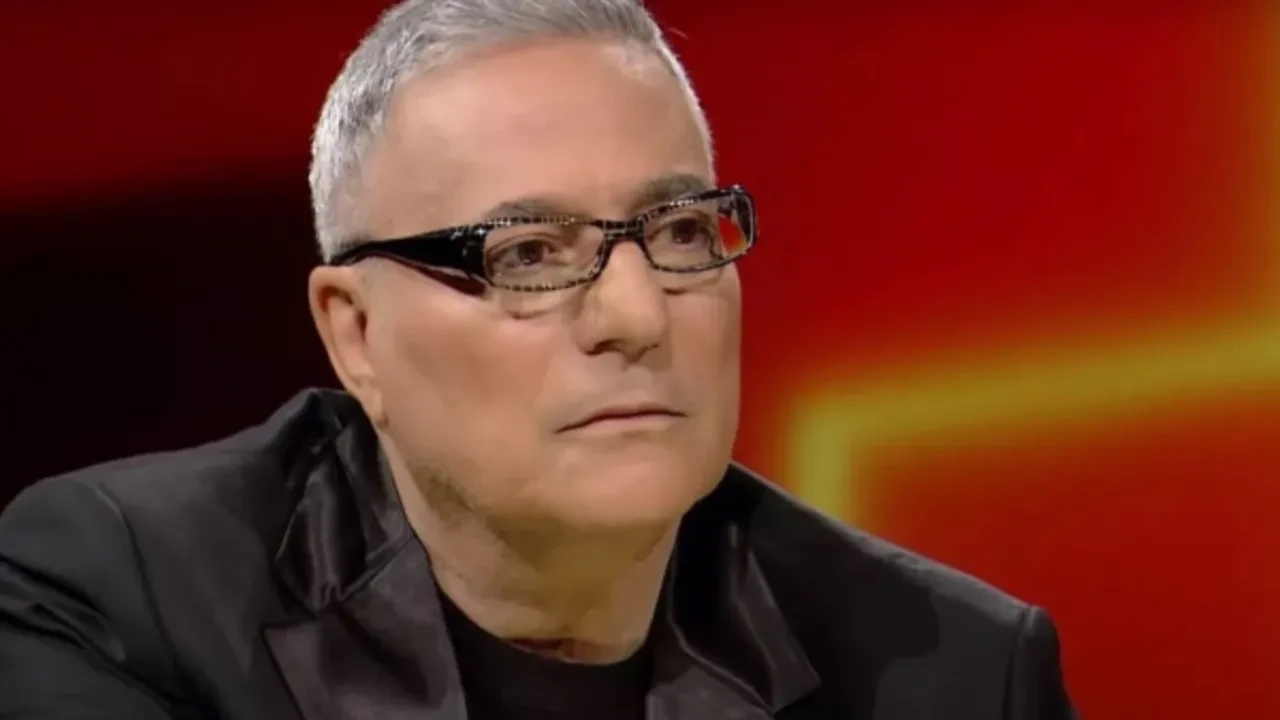 Mehmet Ali Erbil’in yakın plan televizyon görüntüsü.