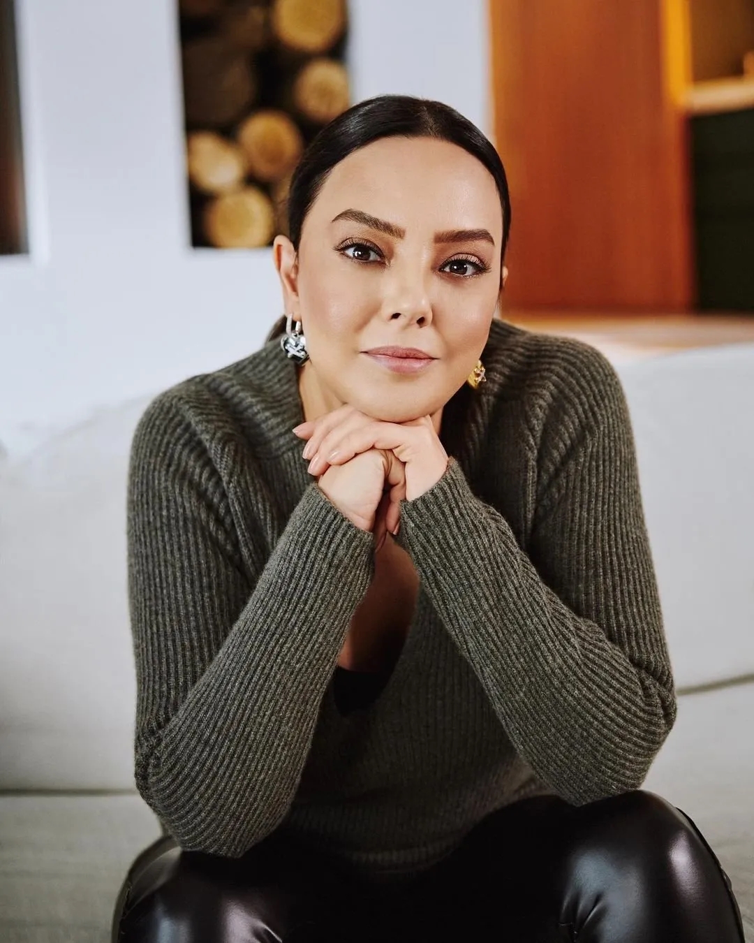 Ebru Gündeş’in koltukta verdiği portre pozu.