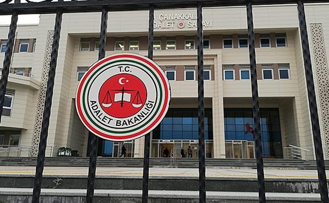 Çanakkale Adalet Sarayı ve Adalet Bakanlığı ambleminin göründüğü fotoğraf.