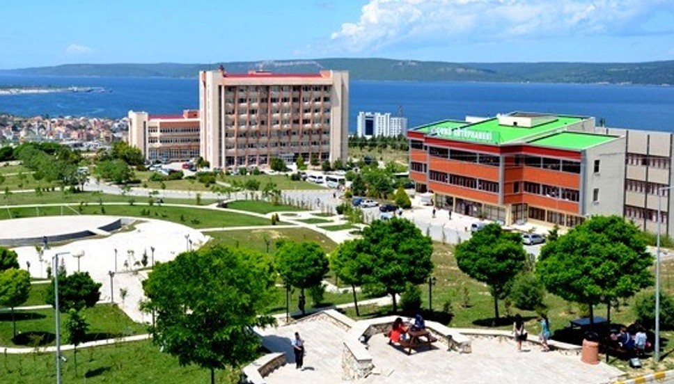 Çanakkale Onsekiz Mart Üniversitesi kampüs binaları ve deniz manzarası.