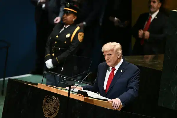 Donald Trump kürsüde konuşma yaparken görülüyor.