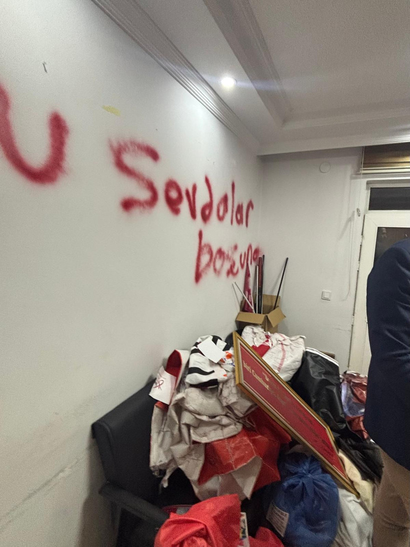 CHP Mamak İlçe Başkanlığı binasında duvara sprey boyayla yazılmış ifadeler ve yerde dağınık eşyalar görülüyor.