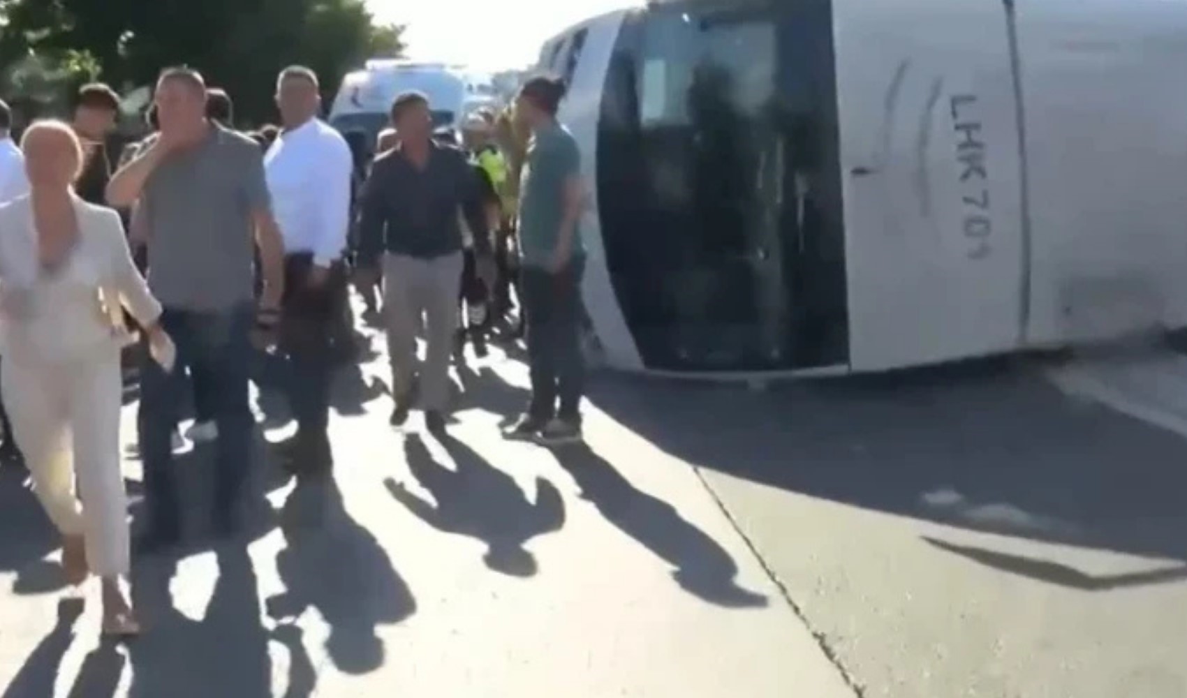 TEM’de midibüs devrildi, trafik yoğunlaştı