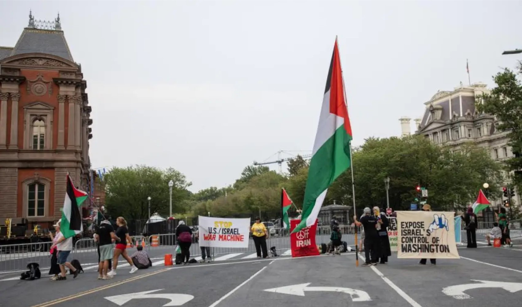 Proteste negli USA contro l'hotel in cui alloggia Netanyahu: 'Bibi, Bibi, non puoi nasconderti...'