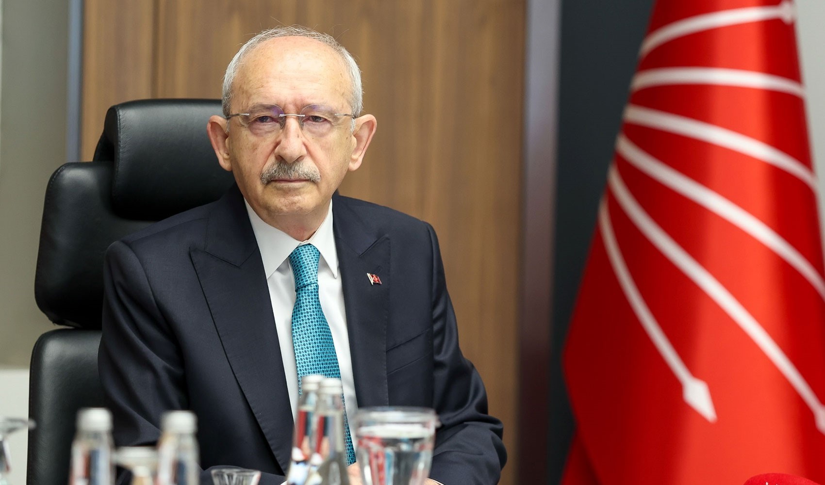 CHP bayrağı yanında toplantı masasında oturan Kemal Kılıçdaroğlu