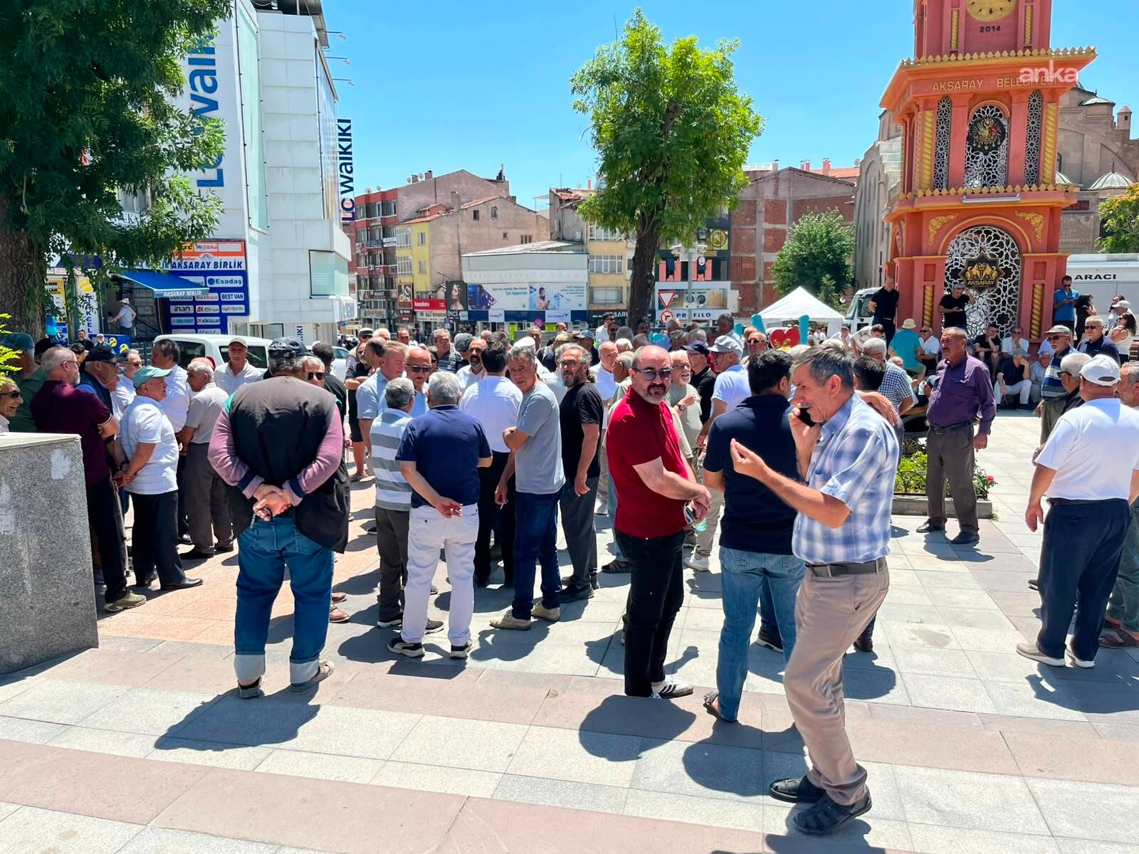 Aksaray’da meydanda toplanan kalabalık ve çevrede bekleyen partililer.