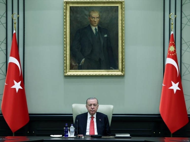 Cumhurbaşkanı Recep Tayyip Erdoğan, Cumhurbaşkanlığı Külliyesi’nde Kabine toplantısına başkanlık ederken görülüyor.