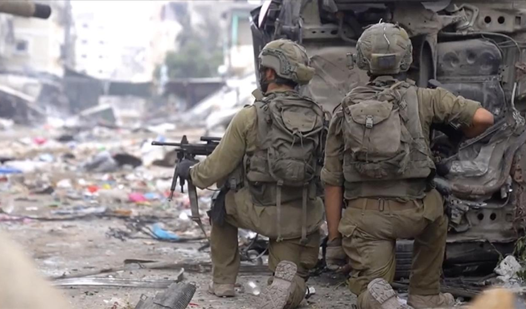 Gazze'deki yıkıntılar arasında İsrail askerleri