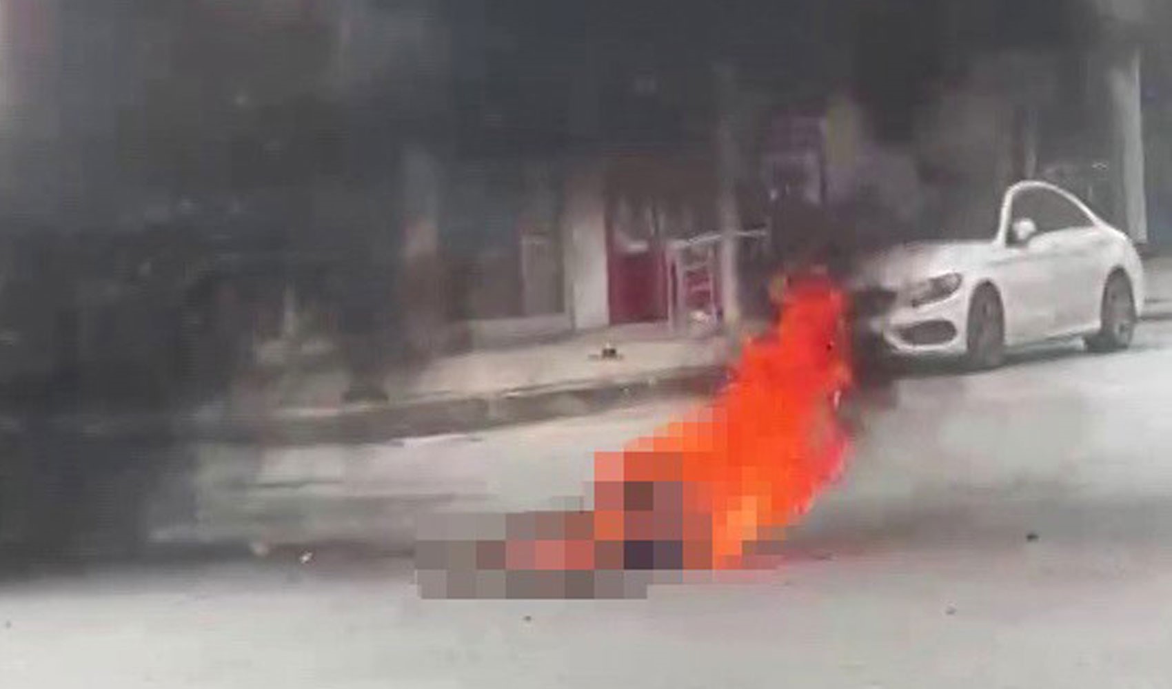 Zihinsel engelli şahıs üzerine benzin döküp kendini yaktı