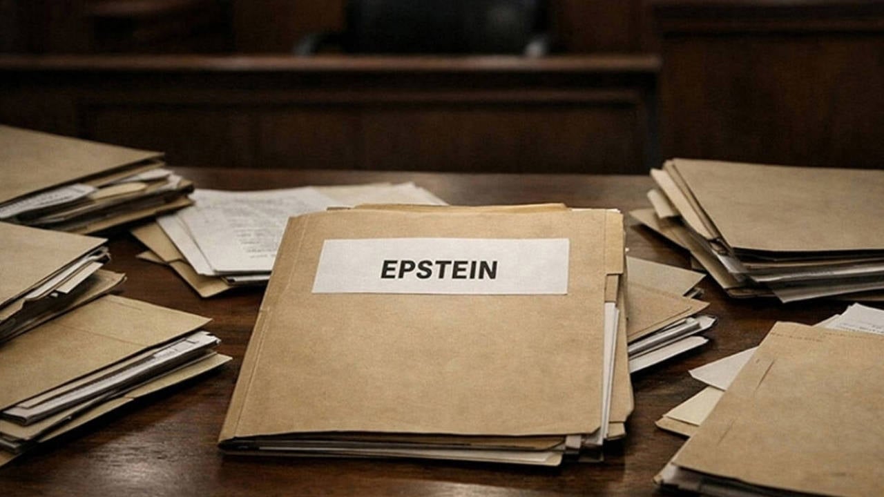 Üzerinde Epstein yazan dosyaların yer aldığı mahkeme masası görseli.