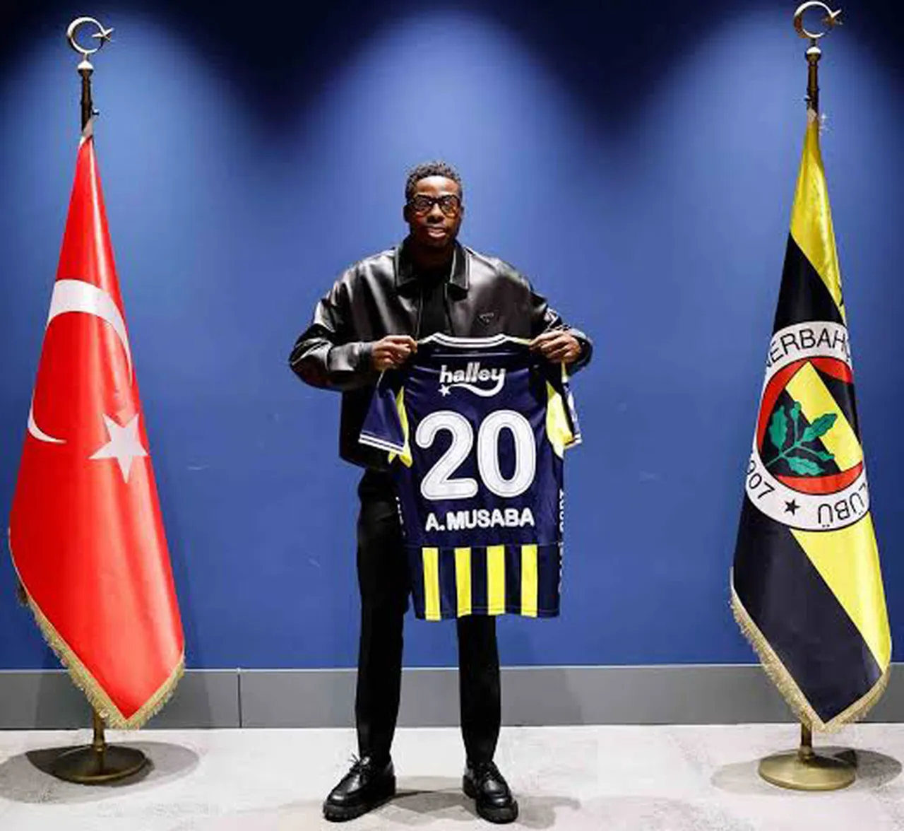 Anthony Musaba, Fenerbahçe formasıyla tanıtım fotoğrafında görülüyor.