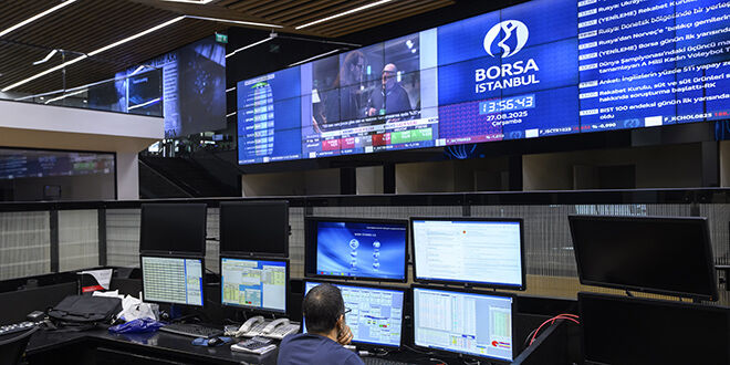 Borsa İstanbul işlem salonunda ekranlar ve piyasa takip monitörleri görülüyor.