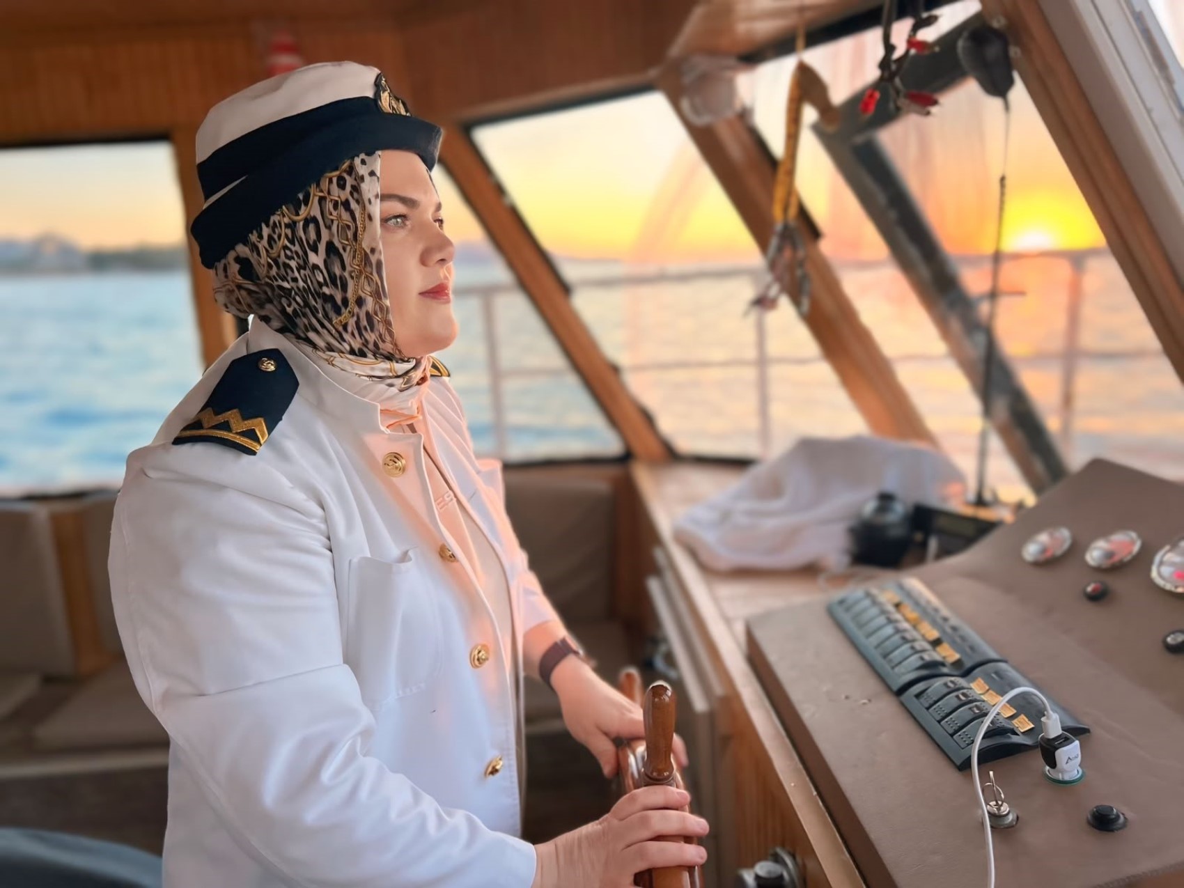 Van Gölü'nün ilk kadın kaptanı