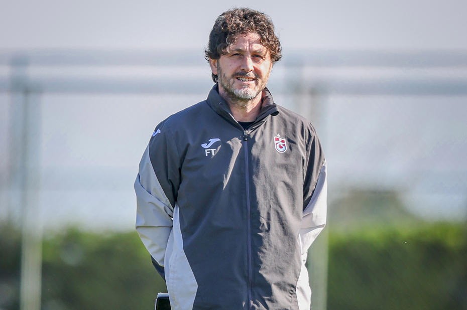 Trabzonspor eşofmanıyla sahada duran Fatih Tekke.