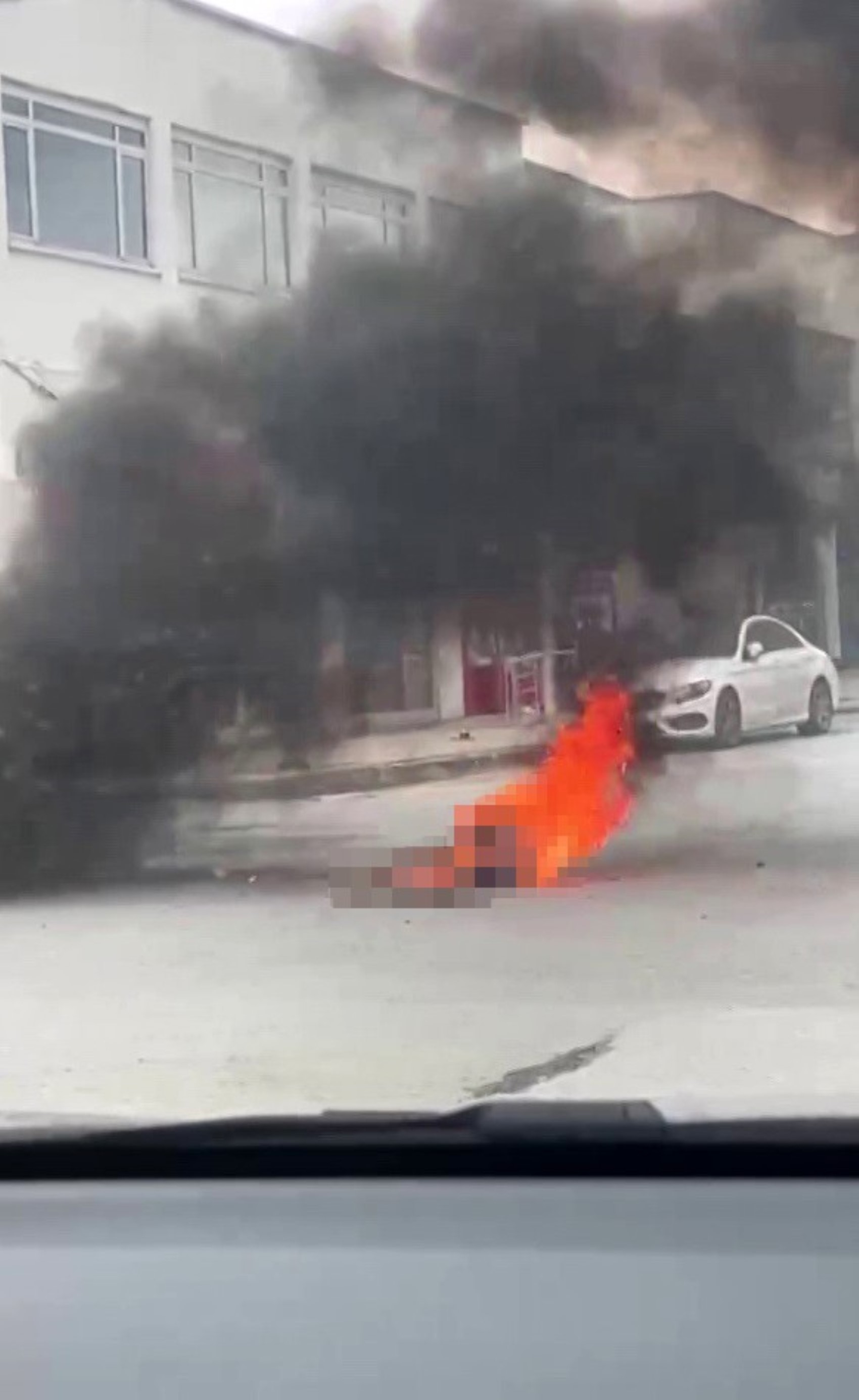 Zihinsel engelli şahıs üzerine benzin döküp kendini yaktı: Korku dolu anlar